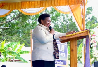 Wamendagri Ribka Haluk saat menghadiri ibadah pembukaan Retret Perkawan ke-1 di Gereja Kingmi Moria Musia, Distrik Walelagama, Kabupaten Jayawijaya, Papua Pegunungan, Selasa (21/10/2025).