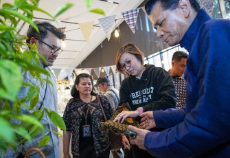 Wakil Menteri Ekonomi Kreatif (Wamen Ekraf), Irene Umar dalam gelaran The Local Market edisi ke-21. Hal ini disampaikan Wamen Ekraf saat menghadiri gelaran bertajuk 'Langit Lokal' yang berlangsung di Urban Forest, Jakarta, Jumat, 18 Juli 2025.