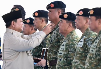 Presiden Republik Indonesia Prabowo Subianto saat secara resmi melantik Jenderal TNI Tandyo Budi R. sebagai Wakil Panglima Tentara Nasional Indonesia (TNI) di Lanud Suparlan, Pusat Pendidikan dan Latihan Pasukan Khusus (Pusdiklatpassus), Batujajar, Jawa Barat, Minggu (10/8/2025).