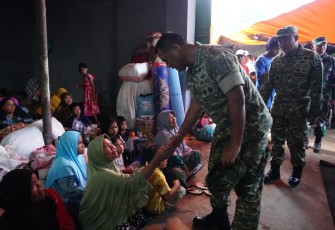 Wakil Panglima TNI Jenderal TNI Tandyo Budi R., saat jumpa pengungsi korban banjir.