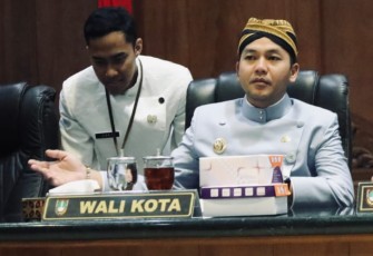 Wali Kota Surakarta, Respati Ardi, berpidato dalam Sidang Paripurna penetapan RAPBD 2026 di gedung DPRD, Kamis (27/11/2025).