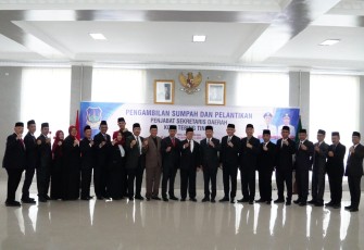 Foto bersama usai Pengambilan Sumpah dan Pelantikan di ruang Aula Lantai IV, Gedung Balai Kota, Rabu (6/8/2025).