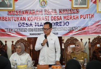 Wamendagri Bima Arya Sugiarto pada acara Musyawarah Desa Khusus Pembentukan Koperasi Desa Merah Putih di Balai Desa Margorejo, Kabupaten Kendal, Jateng, Selasa (6/5/2025).
