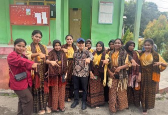 Wamendikdasmen Fajar Riza Ul Haq saat melakukan peninjauan langsung ke Kabupaten Ende, Nusa Tenggara Timur pada Rabu (18/12).