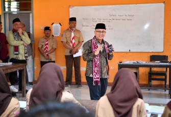 Wamendikdasmen, Atip Latipulhayat, bersama Wakil Ketua Komisi X DPR RI, Lalu Hadrian Irfani, melakukan kunjungan kerja ke SMP Negeri 2 Jonggat, Kabupaten Lombok Tengah, Nusa Tenggara Barat, Rabu (20/8).