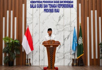 Wamendikdasmen Fajar Riza Ul Haq, dalam kegiatan dialog bersama kepala sekolah SMA/SMK se-Kota Pekanbaru serta pemberian arahan dalam Pelatihan Peningkatan Kompetensi Guru jenjang SD, SMP, dan SMA/SMK pada Sabtu (3/5).