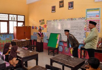 Wamendikdasmen, Atip Latipulhayat, bersama Wakil Ketua Komisi X DPR RI, Lalu Hadrian Irfani, saat melakukan kunjungan kerja ke SD Negeri 1 Pringgarata, Kabupaten Lombok Tengah, pada Rabu (20/8).