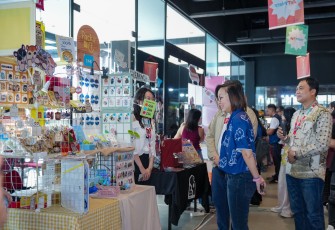 Wakil Menteri Ekonomi Kreatif, Irene Umar, meninjau booth di Art Party 2025 yang berlangsung di Brickhall, Fatmawati City Center Jakarta, Sabtu (6/12/2025).