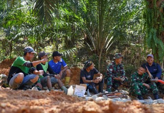  Anggota Satgas TMMD Ke-124 Kodim 0408/BS  Lakukan Komsos Dengan Warga