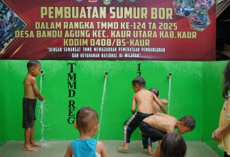 Senyum Ceria Anak-anak Sambut Sumur Bor TMMD Ke-124 Kodim 0408/BS