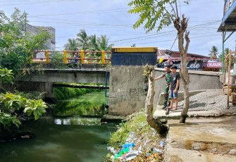 Satgas TMMD Ke-124 Kodim 0408/BS Bersama Warga Pantau Aliran Sungai