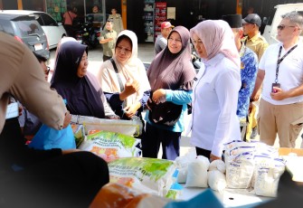 Wakil Bupati Bintan Tinjau Pasar Murah di Tanjunguban