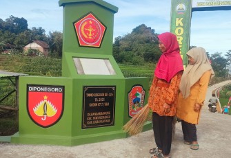 "Dua warga Bandardawung sedang melihat Tugu Prasasti TMMD Reguler ke-126 tahun 2025 Kodim 0727/Karanganyar, di desa Bandardawung kecamatan Tawangmangu kabupaten Karanganyar"