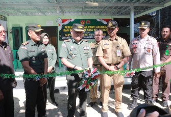 Pemotongan pita tanda peresmian Rehab Panti Asuhan dan Serahkan Akta Lahir 