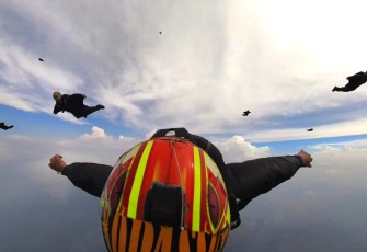 Peterjun Wingsuit Kopassus Pukau Ribuan Mata Dalam Upacara Gelar Pasukan Operasional dan Kehormatan Militer