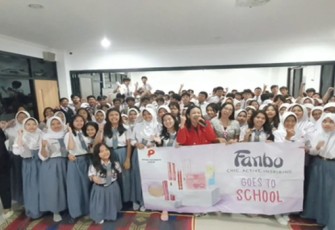 Workshop Monetization 101 How to Make Money from Content with Priska Sahanaya & Beauty Class Fanbo at SMA Triguna