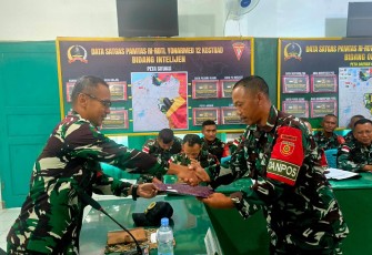 Satgas Pamtas RI–RDTL Sektor Timur Yonarmed 12 Kostrad saat Gelar Evaluasi dan Syukuran Akhir Bulan