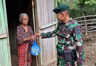 Kegiatan jumat berkah dilaksanakan di Umanen, Kecamatan Atambua Barat, Kabupaten Belu, Nusa Tenggara Timur, sebagai wujud kepedulian dan perhatian Satgas terhadap kondisi sosial masyarakat perbatasan.