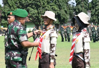 Danrem 081/DSJ Kolonel Arm Untoro Hariyanto pada upacara pembukaan Persami KKRI di Lapangan Yonif 511/DY, Kota Blitar, Sabtu (6/12/2025).