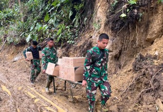 Prajurit Yonif TP 854/DK Kodam IM Salurkan Obat ke Wilayah Terisolir di Aceh Tengah