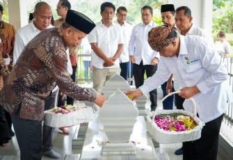 Menteri Koperasi (Menkop) Budi Arie Setiadi bersama Wakil Menteri Koperasi (Wamenkop) Ferry Juliantono saat Ziarah ke Makam R.M. Margono Djojohadikusumo.