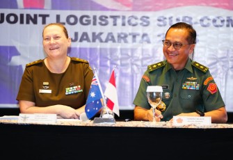 Asisten Logistik (Aslog) Panglima TNI Mayor Jenderal (Mayjen) TNI Candra Wijaya memberikan sambutan selamat datang kepada Commander Joint Logistics (CJLOG) ADF (Australia Defence Force) Major General Carla Watts beserta staf, pada acara Australia-Indonesia Joint Logistics Sub-Committee (AUSINDO JLSC) 2025 di JW Marriot Hotel, Kuningan, Jakarta, Rabu (18/06/2025)