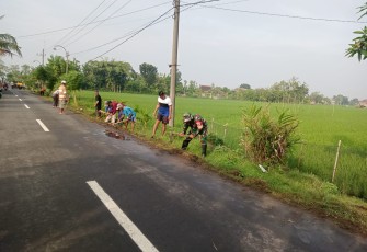 Babinsa Desa Gandul Bersama Masyarakat Laksanakan Kerja Bakti Pembersihan Jalan