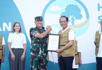 Pangdam IX/Udayana Mayjen TNI Piek Budyakto, S.H., M.H., bersama Gubernur Bali Wayan Koster menghadiri Puncak Peringatan Hari Lingkungan Hidup Sedunia yang digelar di Baruna Shelter Kebencanaan, Pantai Kuta, Badung, Bali, Kamis (5/6)