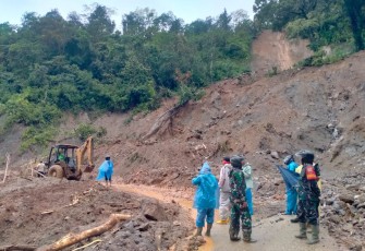 Prajurit Kodim 0212/TS Bantu Penanganan Bencana di Mandailing Natal