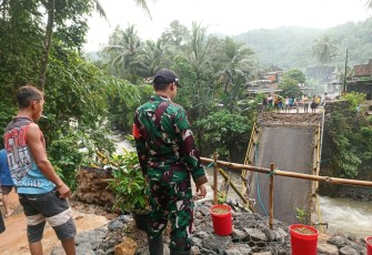 Jembatan Dung Buceng Trenggalek Putus Diterjang Banjir