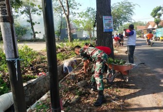 Babinsa Kodim Ponorogo Bersih Bersih Lingkungan Bersama Warga