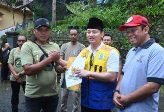 Bupati Trenggalek, Mochamad Nur Arifin, saat  melaunching Satgas DAYA (Satuan Tugas Swadaya Penambalan Jalan, di Kecamatan Watulimo, Jum'at (4/7)2025)