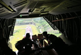 TNI Dropping Logistik dengan Metode Airdrop di Gayo Lues