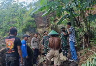Kolaborasi 3 Pilar Sigap Atasi Bencana Longsor Yang Menutup Akses Jalan Dusun di Wilayah Tegalombo