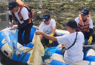 Pengambilan limbah tekstil dalam Hari Peduli Sampah 2025 