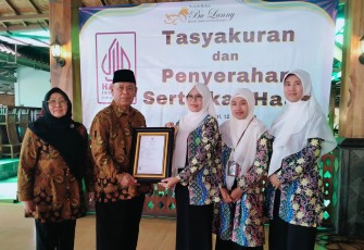 Majelis Ulama Indonesia (MUI) Kabupaten Kediri bersama Lembaga Pemeriksa Halal Unisma menyerahkan sertifikat halal kepada pelaku usaha Rumah Makan Bu Lanny