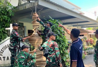 Satgas Pamtas Yonarmed 12 Kostrad Laksanakan Karya Bakti di Gereja Katedral