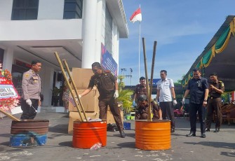 Pemusnahan puluhan jenis barang bukti dari 73 perkara pidana yang telah berkekuatan hukum tetap, di halaman kantor Kejari Karanganyar, Rabu (23/7/2025)