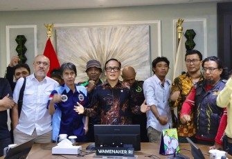 Wamenaker Immanuel Ebenezer Gerungan foto bersama SPPOB di Jakarta, Jum'at (3/1/25)