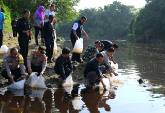 Polres Karanganyar bersama unsur Forkopimcam dan Dispertan PP Karanganyar menebar ribuan bibit ikan nila dan mujair di aliran sungai Bengawan Solo di wilayah Gondangrejo, Kamis (18/12/2025)