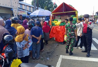 Babinsa Koramil 0801/11 Donorojo Lakukan Pendamping Gerakan Pangan Murah