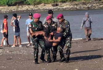 Aksi Sigap Prajurit TNI AL Evakuasi Nelayan Sakit Saat Melaut 