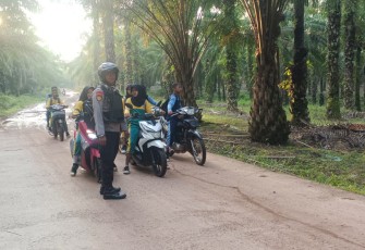 Anggota Polsek Belitang III Giat Pelayanan Bantu Pengawalan Anak Sekolah