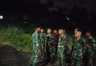 Personel Satgas TMMD Ke-123 Kodim 1310/Bitung saat mengikuti apel malam usai melakukan pekerjaan fisik maupun non fisik program TMMD