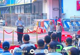 Kepala Korps Lalu Lintas (Kakorlantas) Polri Irjen Pol Drs. Agus Suryonugroho S.H memimpin apel pagi di Kantor Induk PJR Cikampek, Jawa Barat, Kamis (1/5/2025)