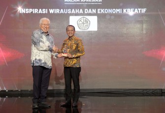 Menteri ESDM Bahlil Lahadalia saat menerima penghargaan 