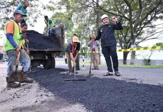 Bupati Karanganyar, Rober Christanto, meninjau lokasi perbaikan jalan Ngadiluwih Matesih di depan SMKN 1 Matesih, Kamis (22/5/2025)