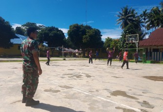 Anggota Satgas TMMD Ke-124 Kodim 0408/BS saat Dampingi Siswa Berolahraga