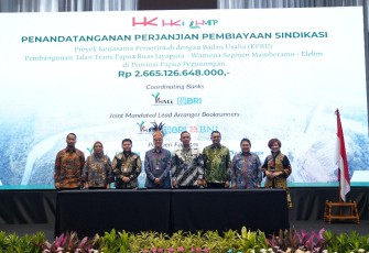 Penandatanganan Perjanjian Pembiayaan Sindikasi Proyek Kerjasama Pemerintah dengan Badan Usaha (KPBU) Pembangunan Jalan Trans Papua Ruas Jayapura -Wamena Segmen Mamberamo-Elelim di Provinsi Pegunungan pada Senin (30/12) di Ballroom Gedung HK Tower, Jakarta.