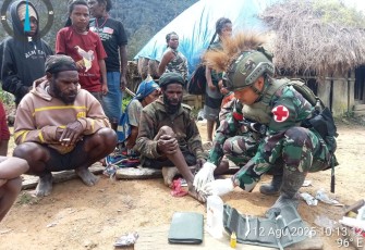  Satgas Yonif 700/Wira Yudha Cakti (WYC) melalui Pos Wuloni terus menebar kepedulian di wilayah penugasan